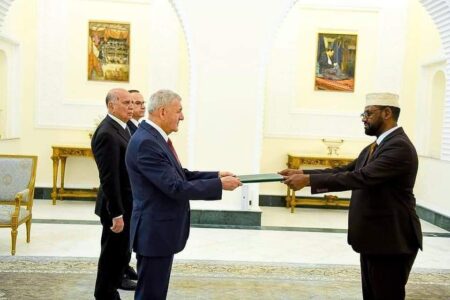 Safiirka cusub ee Soomaaliya u fadhin doona dalka Ciraaq oo waraaqaha aqoonsiga laga gudoomay. 