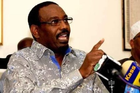 Xildhibaan Faarax Macalin oo laga Saaray Xisbigii uu ka tirsanaa.