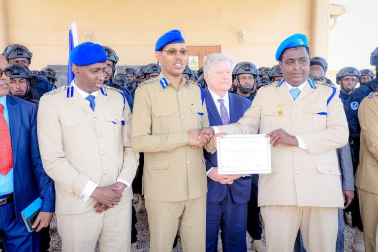 Taliyaha Ciidanka Booliiska Soomaliyeed iyo Safiirka Dowlada Mareykanka ayaa maanta Tababar u soo xirey Booliiska Checkpiont-yada Guur Guura