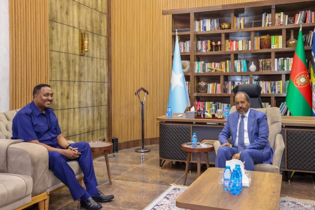 Madaxweyne Xasan Sheekh oo madaxtooyada qaranka ku qaabilay xoghayaha guud ee IGAD