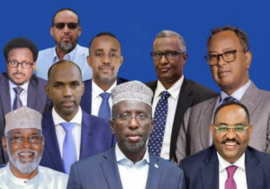 Falanqayn uu qoray Somali Insider Warqad furan oo uu Golaha Mustaqbalka Soomaaliyeed 27-kii Luulyo 2026 u diray dalalka ciidamada iyo booliska ku biiriya Hawlgalka Midowga Afrika ee Soomaaliya—AUSSOM. Waxay daaha ka rogtay weji cusub oo uu galay khilaafka siyaasadeed ee Soomaaliya. Goluhu warqadda kuma uusan koobin madaxda Uganda, Kenya, Itoobiya, Jabuuti, Burundi iyo Masar. Nuqullo ayuu sidoo kale u diray Midowga Afrika, IGAD, waddamada Afrika ku metela Golaha Ammaanka, Maraykanka, Ingiriiska, Midowga Yurub, Turkiga iyo hay’adaha Qaramada Midoobay. Dusha sare, farriintu waa mid macquul u muuqata: in heshiis siyaasadeed oo Soomaali leedahay uu saldhig u noqdo kala-guurka amniga. Hase yeeshee, marka si taxaddar leh loo akhriyo, warqaddu wada-hadal oo keliya ma dalbanayso. Waxay beesha caalamka ka codsanaysaa inay cadaadis saarto Dowladda Federaalka, taageertana dhismaha gole ku-meel-gaar ah oo kormeera isbeddelka dastuurka iyo doorashooyinka. Halkaas waxaa ka dhalanaya su’aasha ugu muhiimsan: Golaha Mustaqbalka Soomaaliyeed muxuu matalaa, yaase awood u siiyay inuu magaca shacabka Soomaaliyeed kula hadlo dowlado shisheeye? Siyaasiyiin miisaan leh, balse aan haysan mandat dadweyne Golaha Mustaqbalka Soomaaliyeed waxaa la aasaasay bishii Oktoobar 2025. Waxaa ku mideysan Madaxweynaha Puntland Saciid Cabdullaahi Deni, Axmed Maxamed Islaam—Axmed Madoobe, Madaxweynihii hore Shariif Sheekh Axmed, ra’iisul-wasaareyaal hore iyo siyaasiyiin kale oo mucaarad ah. Kulankii Golaha ee Kismaayo waxaa ka qaybgalay Xasan Cali Khayre, Maxamed Xuseen Rooble, Cabdi Faarax Shirdoon iyo Cabdiraxmaan Cabdishakuur Warsame. Kuwani ma aha siyaasiyiin aan la aqoon. Qaar ayaa dalka soo hoggaamiyay, halka kuwo kalena ay weli maamulaan dowlad-goboleedyo. Sidaas darteed, codkooda si fudud looma iska indho tiri karo. Laakiin saameyn siyaasadeed iyo matalaad dadweyne isku mid ma aha. Goluhu weli ma uusan soo bandhigin taageeradiisa iyadoo lagu cabbiray doorasho toos ah. Siyaasiyiintiisa Muqdisho jooga kuma laha magaalada awood fulineed ama ciidan. Maamulka Jubaland awooddiisa dhabta ahi waxay inta badan ku urursan tahay Kismaayo iyo deegaanno kooban. Puntland waxay maamushaa dhul ballaaran, balse iyaduna waxay wajahaysaa muranno siyaasadeed, caqabado amni iyo cadaadis dhaqaale. Sidaas awgeed, Golaha Mustaqbalka waa isbahaysi mucaarad oo muhiim ah, laakiin ma aha hay’ad qaran oo si toos ah loo doortay. Xubnihiisu waxay leeyihiin xaq ay ku mucaaradaan, ku abaabulmaan, kuna tartamaan doorashada. Laakiin mucaaradnimadu ma siinayso awood ay si joogto ah ugu hor istaagaan xuquuqda muwaadiniinta ee ah inay codkooda dhiibtaan. Maxay warqaddu dhab ahaan dalbanaysaa? Warqaddu waxay xambaarsan tahay saddex dalab oo waaweyn. Marka koowaad, Goluhu wuxuu doonayaa in waddamada taageera AUSSOM ay kaalmadooda amni ku xiraan heshiis siyaasadeed oo cusub. Marka labaad, wuxuu ku baaqayaa in la dhiso gole ku-meel-gaar ah oo loo dhan yahay, kaas oo kormeera isbeddelka dastuurka, doorashooyinka iyo kala-guurka hay’adaha qaranka. Marka saddexaad, wuxuu ku eedaynayaa Dowladda Federaalka inay siyaasadaysay Ciidanka Xoogga Dalka iyo hay’adaha kale ee dowladda. Wuxuu sidoo kale ku doodayaa in ciidamada Puntland iyo Jubaland, oo ay weheliyaan Ciidanka Xoogga Dalka ee furimaha ku dagaallamaya, aan la siin taageeradii ku filnayd ee ay ugu baahnaayeen dagaalka Al-Shabaab iyo Daacish. Eedeymahan waa kuwo culus. Haddii ay jiraan caddeymo lagu taageerayo, waa in si madax-bannaan loo baaro. Hase yeeshee, warqaddu lafteedu ma soo bandhigayso caddeyn ku filan oo xaqiijinaysa dhammaan sheegashooyinka la jeediyay. Waxaa kaloo walaac leh in muran siyaasadeed oo gudaha ahi lagu xiro mustaqbalka hawlgalka Afrika ee la dagaallamaya argagixisada. Taasi waxay dhalin kartaa in taageerada amniga loo adeegsado qalab lagu cadaadiyo dowladda si ay u aqbasho dalabaadka mucaaradka. Khilaafka siyaasadeed waa in lagu xalliyaa wada-hadal, dastuur iyo doorasho—ma aha in lagu ciyaaro badbaadada ciidamada dagaalka kula jira Al-Shabaab. Laba aragti oo ku loollamaya mustaqbalka dalka Khilaafka maanta ka jira Soomaaliya ma aha oo keliya dagaal u dhexeeya Villa Soomaaliya iyo koox siyaasiyiin ah. Waa loollan u dhexeeya laba aragti oo kala duwan. Dowladda Federaalka waxay doonaysaa in Soomaaliya laga gudbiyo nidaamkii doorashada dadban, kaas oo xildhibaannada lagu soo xuli jiray odayaal, ergooyin kooban iyo heshiisyo qabiil. Waxay ku doodaysaa in awooddaas loo wareejiyo shacabka iyadoo la hirgelinayo qof iyo cod. 25-kii Diseembar 2025, Muqdisho waxaa ka dhacday doorashadii deegaanka ee tooska ahayd ee ugu horreysay tan iyo 1969. In ka badan 900,000 oo qof ayaa la sheegay inay isdiiwaangeliyeen, inkastoo mucaaradku dhaliilay habka loo maamulay iyo maqnaanshaha heshiis siyaasadeed oo ballaaran. Doorashooyin toos ah ayaa sidoo kale laga hirgeliyay ama loo diyaariyay qaybo ka mid ah Koonfur Galbeed, halka Galmudug ay ka socdaan ololeyaal iyo dhaqdhaqaaqyo siyaasadeed. Waxaa cad in qof iyo cod uusan hadda ahayn hadal lagu qurxiyo fagaaraha. Wuxuu yeeshay diiwaangelin, ururro siyaasadeed, musharraxiin iyo olole ay dadku ka qaybgalayaan. Golaha Mustaqbalka wuxuu qabaa in isbeddelka dastuurka iyo nidaamka doorashadu u baahan yihiin heshiis siyaasadeed oo loo dhan yahay, halkii ay Dowladda Federaalka kaligeed dejin lahayd xeerarka tartanka. Walaacaas waa in la maqlo. Doorasho aan furanayn, aan lagu kalsoonayn ama aan lahayn tartan dhab ah waxay abuuri kartaa khilaaf cusub. Qof iyo cod magac ahaan loo qabto, balse natiijadiisa hore loo sii og yahay, ma aha dimuqraadiyad. Laakiin heshiis la’aanta siyaasiyiinta looma adeegsan karo marmarsiiyo lagu sii hayo nidaam shacabka ka saaraya go’aanka dalkooda. Doorashadii dadbanayd yaa ka faa’iidi jiray? Nidaamkii dadbanaa wuxuu awoodda ku ururiyay gacanta odayaal, ergooyin, madax dowlad-goboleedyo, siyaasiyiin iyo maalgeliyeyaal. Muwaadinka caadiga ahi cod ma lahayn. Wuxuu daawanayay iyadoo mustaqbalkiisa lagu kala iibsanayo hoteello, guryo gaar loo leeyahay iyo shirar albaabadu u xiran yihiin. Nidaamkaasi wuxuu abuuray suuq siyaasadeed ay lacagtu saameyn weyn ku lahayd cidda baarlamaanka gasha. Waxa kale oo uu u furay maalgelin aan daahfurnayn—mid gudaha iyo mid dibaddaba—inay go’aamiso cidda matalaysa shacabka. Qof iyo cod keliya ma xallinayo qabyaaladda, musuqmaasuqa iyo faragelinta shisheeye. Laakiin wuxuu ugu yaraan siyaasiga ku qasbayaa inuu shacabka hor tago, codkoodana weydiisto. Taasi waa tallaabo laga soo qaaday qolalka heshiisyada laguna dhaqaaqay dhinaca waddada, xaafadda iyo sanduuqa codbixinta. Horumarka waa la dhaliili karaa, laakiin lama dafiri karo Warqadda Golaha Mustaqbalka waxay sawiraysaa dal ku jira burbur siyaasadeed, balse si yar ayay u xusaysaa horumarka ka socda Soomaaliya. Bangiga Adduunku wuxuu sheegay in Soomaaliya ay horumar ka samaysay dhismaha hay’adaha, dib-u-habeynta dhaqaalaha iyo maaraynta maaliyadda dowladda. Isla markaas, wuxuu ka digay saboolnimada, amni-darrada, isbeddelka cimilada iyo hoos u dhaca gargaarka caalamiga ah. Dhaqaalaha Soomaaliya waxaa la saadaaliyay inuu koro 2.8% sannadka 2026 iyo 3.1% sannadka 2027. Muqdisho weli ma aha magaalo dhib kasta ka gudubtay. Hase yeeshee, ganacsiga, dhismaha, maalgashiga iyo nolosha bulshada ayaa muuqata inay ka firfircoon yihiin sidii hore. Magaalo sannado badan astaan u ahayd burburka ayaa maanta si tartiib ah dib ugu soo ceshanaysa shaqadeedii caasimadnimo. Horumarkaas macnihiisu ma aha in dowladda laga aamuso khaladaadkeeda. Laakiin mucaaradnimaduna ma aha inay qofka ku khasabto inuu dafiro wax kasta oo wanaagsan oo dalka ka socda. Dowladda waa in lagula xisaabtamaa hufnaanta doorashooyinka, xorriyadda siyaasadeed, dastuurka iyo ilaalinta mucaaradka. Sidoo kale Golaha Mustaqbalka waa in la weydiiyaa: muxuu yahay qorshihiisa beddelka ahi? Yaa shacabka uga wakiishay? Sideese gole ku-meel-gaar ahi uga duwanaanayaa heshiisyadii hore ee xilalka loogu qaybsan jiray isla siyaasiyiinta? Maxay beesha caalamku Golaha ula hadlayso? Dalalka shisheeye Golaha Mustaqbalka ulama xiriiraan sababtoo ah wuxuu caddeeyay inuu haysto taageerada aqlabiyadda shacabka. Waxay ula xiriiraan sababtoo ah Soomaaliya weli waa dowlad federaal ah oo nugul, Puntland iyo Jubalandna waxay leeyihiin muhiimad juqraafiyeed iyo mid amni. Deeq-bixiyeyaashu waxay ka baqayaan in khilaafka siyaasadeed uu wiiqo dagaalka Al-Shabaab ama uu abuuro qalalaase cusub. Waa walaac la fahmi karo. Laakiin raadinta xasillooni degdeg ahi marar badan waxay Soomaaliya dib ugu celisay halkii ay ka soo dhaqaaqday. Marka dowladda dhexe isku daydo isbeddel weyn, waxaa soo noqda baaqii ahaa: “Marka hore siyaasiyiinta hala heshiisiiyo.” Natiijadu waxay noqotaa in siyaasiga awooda inuu wax carqaladeeyo la siiyo miisaan ka weyn kan muwaadinka doonaya inuu si nabad ah u codeeyo. Beesha caalamku waa inay fududeyso wada-hadalka, laakiin ma aha inay noqoto garsooraha ugu dambeeya ee siyaasadda Soomaaliya. Mustaqbalka dalka waa inuu ku xirnaadaa dastuurkiisa, hay’adihiisa iyo codka dadkiisa—ma aha raalli ahaanshaha safaaradaha. Wada-hadal haa, awood diidmo joogto ah maya Isbarbardhigga mararka qaar lagu sameeyo Suudaan wuxuu leeyahay xad. Ciidamada RSF waa ciidan hubeysan oo dagaal ba’an kula jira dowladda Suudaan, halka Golaha Mustaqbalka uu yahay isbahaysi siyaasadeed oo sharci ah. Dowladda Soomaaliya mucaaradkeeda ulama dhaqmi karto sida jabhad hubeysan. Si kastaba ha ahaatee, hal mabda’ ayaa muhiim ah: wada-hadalku ma siin karo koox aan doorasho qaran ku imaan awood ka sarreysa hay’adaha dowladda. Wada-hadalku waa inuu hagaajiyaa nidaamka, furaa tartanka, yareeyaa khilaafka oo ilaaliyaa xuquuqda mucaaradka. Waa inuusan noqon hab mar kasta lagu burburiyo hay’adaha marka siyaasiyiin awood leh ay diidaan geeddi-socodka socda. Doorashada hala saxo—yaan laga noqon Dowladda Federaalka waxaa saaran masuuliyad culus. Waa inay xaqiijisaa in doorashooyinka soo socda ay yihiin kuwo ammaan ah, daahfuran, tartan dhab ah leh, si madax-bannaanna loo kormeero. Mucaaradku waa inuu helaa xorriyad uu ku abaabulo xisbiyo, ku soo bandhigo musharraxiin, ku ololeeyo, ula socdo codbixinta, uguna gudbiyo cabashooyinka hay’ado lagu kalsoonaan karo. Haddii dowladda ay maamusho musharraxiinta, guddiyada iyo natiijada, qof iyo cod wuxuu noqonayaa magac qurux badan oo aan wax macne ah lahayn. Golaha Mustaqbalkuna waa inuu ka gudbaa shirarka siyaasiyiinta iyo waraaqaha loo dirayo dibadda. Haddii xubnihiisu aaminsan yihiin inay shacabka taageero ka haystaan, waa inay dhistaan xisbiyo, soo bandhigaan qorshe cad, una tartamaan codka muwaadiniinta. Soomaaliya uma baahna in mucaaradka la aamusiiyo. Sidoo kale uma baahna in hay’adaha dowladda loo gacan geliyo koox kasta oo awood u leh inay carqalad abuurto. Waxay u baahan tahay dowlad lala xisaabtami karo, mucaarad mas’uul ah, sharci qof walba ka sarreeya iyo muwaadin leh cod la tixgeliyo. Heshiis siyaasadeed waa muhiim. Laakiin heshiis aan shacabka cod siinayn waa heshiis siyaasiyiin—ma aha heshiis qaran. Beesha caalamku waa inay Soomaaliya ku taageertaa inay horay u socoto, halkii ay mar kasta dib ugu celin lahayd nidaamkii ay isku dayaysay inay ka gudubto. Dowladda hadda jirta waa in lagu cadaadiyaa inay hagaajiso doorashada, ee ma aha inay ka tanaasusho. Waa in la taageeraa dadaalka lagu dhammaystirayo qof iyo cod, lagu xoojinayo dagaalka Al-Shabaab, laguna dhisayo hay’ado ka cimri dheer madaxda maanta joogta. Mustaqbalka Soomaaliya laguma go’aamin karo waraaq loo kala diro caasimadaha shisheeye. Waxaa lagu go’aaminayaa codka shacabka Soomaaliyeed.