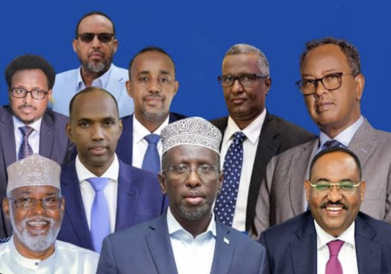 Falanqayn uu qoray Somali Insider Warqad furan oo uu Golaha Mustaqbalka Soomaaliyeed 27-kii Luulyo 2026 u diray dalalka ciidamada iyo booliska ku biiriya Hawlgalka Midowga Afrika ee Soomaaliya—AUSSOM. Waxay daaha ka rogtay weji cusub oo uu galay khilaafka siyaasadeed ee Soomaaliya. Goluhu warqadda kuma uusan koobin madaxda Uganda, Kenya, Itoobiya, Jabuuti, Burundi iyo Masar. Nuqullo ayuu sidoo kale u diray Midowga Afrika, IGAD, waddamada Afrika ku metela Golaha Ammaanka, Maraykanka, Ingiriiska, Midowga Yurub, Turkiga iyo hay’adaha Qaramada Midoobay. Dusha sare, farriintu waa mid macquul u muuqata: in heshiis siyaasadeed oo Soomaali leedahay uu saldhig u noqdo kala-guurka amniga. Hase yeeshee, marka si taxaddar leh loo akhriyo, warqaddu wada-hadal oo keliya ma dalbanayso. Waxay beesha caalamka ka codsanaysaa inay cadaadis saarto Dowladda Federaalka, taageertana dhismaha gole ku-meel-gaar ah oo kormeera isbeddelka dastuurka iyo doorashooyinka. Halkaas waxaa ka dhalanaya su’aasha ugu muhiimsan: Golaha Mustaqbalka Soomaaliyeed muxuu matalaa, yaase awood u siiyay inuu magaca shacabka Soomaaliyeed kula hadlo dowlado shisheeye? Siyaasiyiin miisaan leh, balse aan haysan mandat dadweyne Golaha Mustaqbalka Soomaaliyeed waxaa la aasaasay bishii Oktoobar 2025. Waxaa ku mideysan Madaxweynaha Puntland Saciid Cabdullaahi Deni, Axmed Maxamed Islaam—Axmed Madoobe, Madaxweynihii hore Shariif Sheekh Axmed, ra’iisul-wasaareyaal hore iyo siyaasiyiin kale oo mucaarad ah. Kulankii Golaha ee Kismaayo waxaa ka qaybgalay Xasan Cali Khayre, Maxamed Xuseen Rooble, Cabdi Faarax Shirdoon iyo Cabdiraxmaan Cabdishakuur Warsame. Kuwani ma aha siyaasiyiin aan la aqoon. Qaar ayaa dalka soo hoggaamiyay, halka kuwo kalena ay weli maamulaan dowlad-goboleedyo. Sidaas darteed, codkooda si fudud looma iska indho tiri karo. Laakiin saameyn siyaasadeed iyo matalaad dadweyne isku mid ma aha. Goluhu weli ma uusan soo bandhigin taageeradiisa iyadoo lagu cabbiray doorasho toos ah. Siyaasiyiintiisa Muqdisho jooga kuma laha magaalada awood fulineed ama ciidan. Maamulka Jubaland awooddiisa dhabta ahi waxay inta badan ku urursan tahay Kismaayo iyo deegaanno kooban. Puntland waxay maamushaa dhul ballaaran, balse iyaduna waxay wajahaysaa muranno siyaasadeed, caqabado amni iyo cadaadis dhaqaale. Sidaas awgeed, Golaha Mustaqbalka waa isbahaysi mucaarad oo muhiim ah, laakiin ma aha hay’ad qaran oo si toos ah loo doortay. Xubnihiisu waxay leeyihiin xaq ay ku mucaaradaan, ku abaabulmaan, kuna tartamaan doorashada. Laakiin mucaaradnimadu ma siinayso awood ay si joogto ah ugu hor istaagaan xuquuqda muwaadiniinta ee ah inay codkooda dhiibtaan. Maxay warqaddu dhab ahaan dalbanaysaa? Warqaddu waxay xambaarsan tahay saddex dalab oo waaweyn. Marka koowaad, Goluhu wuxuu doonayaa in waddamada taageera AUSSOM ay kaalmadooda amni ku xiraan heshiis siyaasadeed oo cusub. Marka labaad, wuxuu ku baaqayaa in la dhiso gole ku-meel-gaar ah oo loo dhan yahay, kaas oo kormeera isbeddelka dastuurka, doorashooyinka iyo kala-guurka hay’adaha qaranka. Marka saddexaad, wuxuu ku eedaynayaa Dowladda Federaalka inay siyaasadaysay Ciidanka Xoogga Dalka iyo hay’adaha kale ee dowladda. Wuxuu sidoo kale ku doodayaa in ciidamada Puntland iyo Jubaland, oo ay weheliyaan Ciidanka Xoogga Dalka ee furimaha ku dagaallamaya, aan la siin taageeradii ku filnayd ee ay ugu baahnaayeen dagaalka Al-Shabaab iyo Daacish. Eedeymahan waa kuwo culus. Haddii ay jiraan caddeymo lagu taageerayo, waa in si madax-bannaan loo baaro. Hase yeeshee, warqaddu lafteedu ma soo bandhigayso caddeyn ku filan oo xaqiijinaysa dhammaan sheegashooyinka la jeediyay. Waxaa kaloo walaac leh in muran siyaasadeed oo gudaha ahi lagu xiro mustaqbalka hawlgalka Afrika ee la dagaallamaya argagixisada. Taasi waxay dhalin kartaa in taageerada amniga loo adeegsado qalab lagu cadaadiyo dowladda si ay u aqbasho dalabaadka mucaaradka. Khilaafka siyaasadeed waa in lagu xalliyaa wada-hadal, dastuur iyo doorasho—ma aha in lagu ciyaaro badbaadada ciidamada dagaalka kula jira Al-Shabaab. Laba aragti oo ku loollamaya mustaqbalka dalka Khilaafka maanta ka jira Soomaaliya ma aha oo keliya dagaal u dhexeeya Villa Soomaaliya iyo koox siyaasiyiin ah. Waa loollan u dhexeeya laba aragti oo kala duwan. Dowladda Federaalka waxay doonaysaa in Soomaaliya laga gudbiyo nidaamkii doorashada dadban, kaas oo xildhibaannada lagu soo xuli jiray odayaal, ergooyin kooban iyo heshiisyo qabiil. Waxay ku doodaysaa in awooddaas loo wareejiyo shacabka iyadoo la hirgelinayo qof iyo cod. 25-kii Diseembar 2025, Muqdisho waxaa ka dhacday doorashadii deegaanka ee tooska ahayd ee ugu horreysay tan iyo 1969. In ka badan 900,000 oo qof ayaa la sheegay inay isdiiwaangeliyeen, inkastoo mucaaradku dhaliilay habka loo maamulay iyo maqnaanshaha heshiis siyaasadeed oo ballaaran. Doorashooyin toos ah ayaa sidoo kale laga hirgeliyay ama loo diyaariyay qaybo ka mid ah Koonfur Galbeed, halka Galmudug ay ka socdaan ololeyaal iyo dhaqdhaqaaqyo siyaasadeed. Waxaa cad in qof iyo cod uusan hadda ahayn hadal lagu qurxiyo fagaaraha. Wuxuu yeeshay diiwaangelin, ururro siyaasadeed, musharraxiin iyo olole ay dadku ka qaybgalayaan. Golaha Mustaqbalka wuxuu qabaa in isbeddelka dastuurka iyo nidaamka doorashadu u baahan yihiin heshiis siyaasadeed oo loo dhan yahay, halkii ay Dowladda Federaalka kaligeed dejin lahayd xeerarka tartanka. Walaacaas waa in la maqlo. Doorasho aan furanayn, aan lagu kalsoonayn ama aan lahayn tartan dhab ah waxay abuuri kartaa khilaaf cusub. Qof iyo cod magac ahaan loo qabto, balse natiijadiisa hore loo sii og yahay, ma aha dimuqraadiyad. Laakiin heshiis la’aanta siyaasiyiinta looma adeegsan karo marmarsiiyo lagu sii hayo nidaam shacabka ka saaraya go’aanka dalkooda. Doorashadii dadbanayd yaa ka faa’iidi jiray? Nidaamkii dadbanaa wuxuu awoodda ku ururiyay gacanta odayaal, ergooyin, madax dowlad-goboleedyo, siyaasiyiin iyo maalgeliyeyaal. Muwaadinka caadiga ahi cod ma lahayn. Wuxuu daawanayay iyadoo mustaqbalkiisa lagu kala iibsanayo hoteello, guryo gaar loo leeyahay iyo shirar albaabadu u xiran yihiin. Nidaamkaasi wuxuu abuuray suuq siyaasadeed ay lacagtu saameyn weyn ku lahayd cidda baarlamaanka gasha. Waxa kale oo uu u furay maalgelin aan daahfurnayn—mid gudaha iyo mid dibaddaba—inay go’aamiso cidda matalaysa shacabka. Qof iyo cod keliya ma xallinayo qabyaaladda, musuqmaasuqa iyo faragelinta shisheeye. Laakiin wuxuu ugu yaraan siyaasiga ku qasbayaa inuu shacabka hor tago, codkoodana weydiisto. Taasi waa tallaabo laga soo qaaday qolalka heshiisyada laguna dhaqaaqay dhinaca waddada, xaafadda iyo sanduuqa codbixinta. Horumarka waa la dhaliili karaa, laakiin lama dafiri karo Warqadda Golaha Mustaqbalka waxay sawiraysaa dal ku jira burbur siyaasadeed, balse si yar ayay u xusaysaa horumarka ka socda Soomaaliya. Bangiga Adduunku wuxuu sheegay in Soomaaliya ay horumar ka samaysay dhismaha hay’adaha, dib-u-habeynta dhaqaalaha iyo maaraynta maaliyadda dowladda. Isla markaas, wuxuu ka digay saboolnimada, amni-darrada, isbeddelka cimilada iyo hoos u dhaca gargaarka caalamiga ah. Dhaqaalaha Soomaaliya waxaa la saadaaliyay inuu koro 2.8% sannadka 2026 iyo 3.1% sannadka 2027. Muqdisho weli ma aha magaalo dhib kasta ka gudubtay. Hase yeeshee, ganacsiga, dhismaha, maalgashiga iyo nolosha bulshada ayaa muuqata inay ka firfircoon yihiin sidii hore. Magaalo sannado badan astaan u ahayd burburka ayaa maanta si tartiib ah dib ugu soo ceshanaysa shaqadeedii caasimadnimo. Horumarkaas macnihiisu ma aha in dowladda laga aamuso khaladaadkeeda. Laakiin mucaaradnimaduna ma aha inay qofka ku khasabto inuu dafiro wax kasta oo wanaagsan oo dalka ka socda. Dowladda waa in lagula xisaabtamaa hufnaanta doorashooyinka, xorriyadda siyaasadeed, dastuurka iyo ilaalinta mucaaradka. Sidoo kale Golaha Mustaqbalka waa in la weydiiyaa: muxuu yahay qorshihiisa beddelka ahi? Yaa shacabka uga wakiishay? Sideese gole ku-meel-gaar ahi uga duwanaanayaa heshiisyadii hore ee xilalka loogu qaybsan jiray isla siyaasiyiinta? Maxay beesha caalamku Golaha ula hadlayso? Dalalka shisheeye Golaha Mustaqbalka ulama xiriiraan sababtoo ah wuxuu caddeeyay inuu haysto taageerada aqlabiyadda shacabka. Waxay ula xiriiraan sababtoo ah Soomaaliya weli waa dowlad federaal ah oo nugul, Puntland iyo Jubalandna waxay leeyihiin muhiimad juqraafiyeed iyo mid amni. Deeq-bixiyeyaashu waxay ka baqayaan in khilaafka siyaasadeed uu wiiqo dagaalka Al-Shabaab ama uu abuuro qalalaase cusub. Waa walaac la fahmi karo. Laakiin raadinta xasillooni degdeg ahi marar badan waxay Soomaaliya dib ugu celisay halkii ay ka soo dhaqaaqday. Marka dowladda dhexe isku daydo isbeddel weyn, waxaa soo noqda baaqii ahaa: “Marka hore siyaasiyiinta hala heshiisiiyo.” Natiijadu waxay noqotaa in siyaasiga awooda inuu wax carqaladeeyo la siiyo miisaan ka weyn kan muwaadinka doonaya inuu si nabad ah u codeeyo. Beesha caalamku waa inay fududeyso wada-hadalka, laakiin ma aha inay noqoto garsooraha ugu dambeeya ee siyaasadda Soomaaliya. Mustaqbalka dalka waa inuu ku xirnaadaa dastuurkiisa, hay’adihiisa iyo codka dadkiisa—ma aha raalli ahaanshaha safaaradaha. Wada-hadal haa, awood diidmo joogto ah maya Isbarbardhigga mararka qaar lagu sameeyo Suudaan wuxuu leeyahay xad. Ciidamada RSF waa ciidan hubeysan oo dagaal ba’an kula jira dowladda Suudaan, halka Golaha Mustaqbalka uu yahay isbahaysi siyaasadeed oo sharci ah. Dowladda Soomaaliya mucaaradkeeda ulama dhaqmi karto sida jabhad hubeysan. Si kastaba ha ahaatee, hal mabda’ ayaa muhiim ah: wada-hadalku ma siin karo koox aan doorasho qaran ku imaan awood ka sarreysa hay’adaha dowladda. Wada-hadalku waa inuu hagaajiyaa nidaamka, furaa tartanka, yareeyaa khilaafka oo ilaaliyaa xuquuqda mucaaradka. Waa inuusan noqon hab mar kasta lagu burburiyo hay’adaha marka siyaasiyiin awood leh ay diidaan geeddi-socodka socda. Doorashada hala saxo—yaan laga noqon Dowladda Federaalka waxaa saaran masuuliyad culus. Waa inay xaqiijisaa in doorashooyinka soo socda ay yihiin kuwo ammaan ah, daahfuran, tartan dhab ah leh, si madax-bannaanna loo kormeero. Mucaaradku waa inuu helaa xorriyad uu ku abaabulo xisbiyo, ku soo bandhigo musharraxiin, ku ololeeyo, ula socdo codbixinta, uguna gudbiyo cabashooyinka hay’ado lagu kalsoonaan karo. Haddii dowladda ay maamusho musharraxiinta, guddiyada iyo natiijada, qof iyo cod wuxuu noqonayaa magac qurux badan oo aan wax macne ah lahayn. Golaha Mustaqbalkuna waa inuu ka gudbaa shirarka siyaasiyiinta iyo waraaqaha loo dirayo dibadda. Haddii xubnihiisu aaminsan yihiin inay shacabka taageero ka haystaan, waa inay dhistaan xisbiyo, soo bandhigaan qorshe cad, una tartamaan codka muwaadiniinta. Soomaaliya uma baahna in mucaaradka la aamusiiyo. Sidoo kale uma baahna in hay’adaha dowladda loo gacan geliyo koox kasta oo awood u leh inay carqalad abuurto. Waxay u baahan tahay dowlad lala xisaabtami karo, mucaarad mas’uul ah, sharci qof walba ka sarreeya iyo muwaadin leh cod la tixgeliyo. Heshiis siyaasadeed waa muhiim. Laakiin heshiis aan shacabka cod siinayn waa heshiis siyaasiyiin—ma aha heshiis qaran. Beesha caalamku waa inay Soomaaliya ku taageertaa inay horay u socoto, halkii ay mar kasta dib ugu celin lahayd nidaamkii ay isku dayaysay inay ka gudubto. Dowladda hadda jirta waa in lagu cadaadiyaa inay hagaajiso doorashada, ee ma aha inay ka tanaasusho. Waa in la taageeraa dadaalka lagu dhammaystirayo qof iyo cod, lagu xoojinayo dagaalka Al-Shabaab, laguna dhisayo hay’ado ka cimri dheer madaxda maanta joogta. Mustaqbalka Soomaaliya laguma go’aamin karo waraaq loo kala diro caasimadaha shisheeye. Waxaa lagu go’aaminayaa codka shacabka Soomaaliyeed.